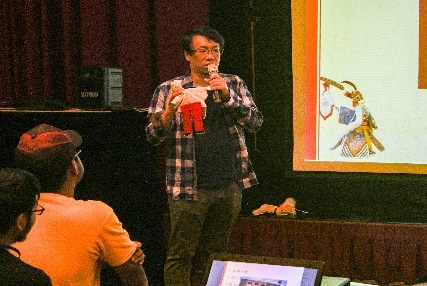 李俊寬老師示範布袋戲偶的操作