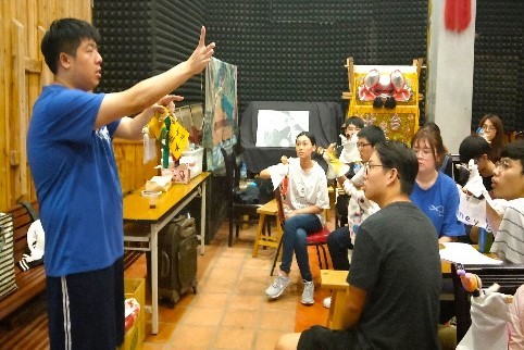 李奕賢老師帶同學們複習戲偶的基本動作
