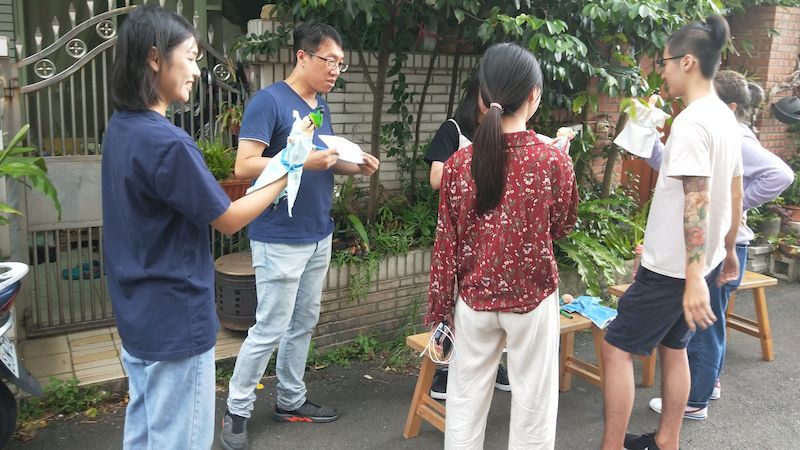 李俊寬老師和同學們討論戲偶