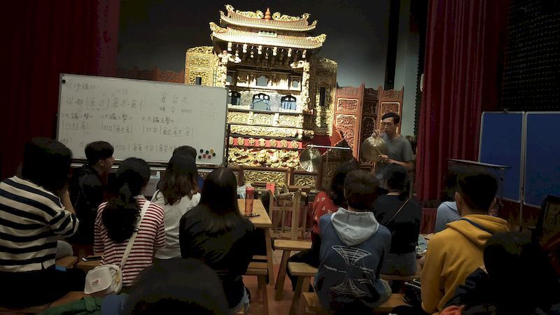 張家銘老師示範鑼的敲擊方法圖片