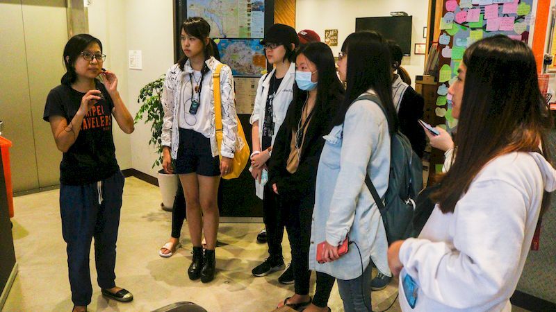 台北旅人許育榕店長跟同學們解說關於館內的故事